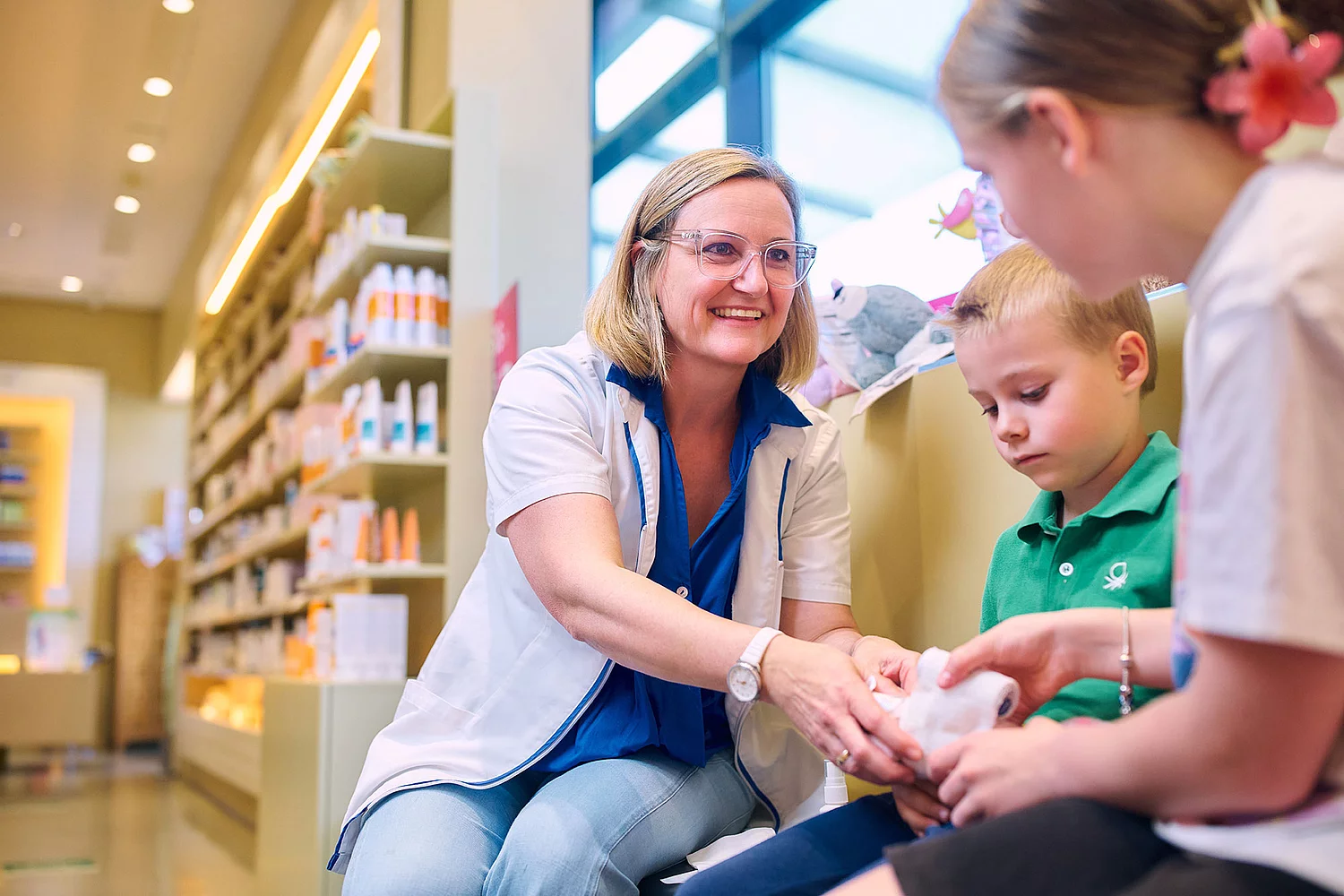 Apothekerin mit Kindern