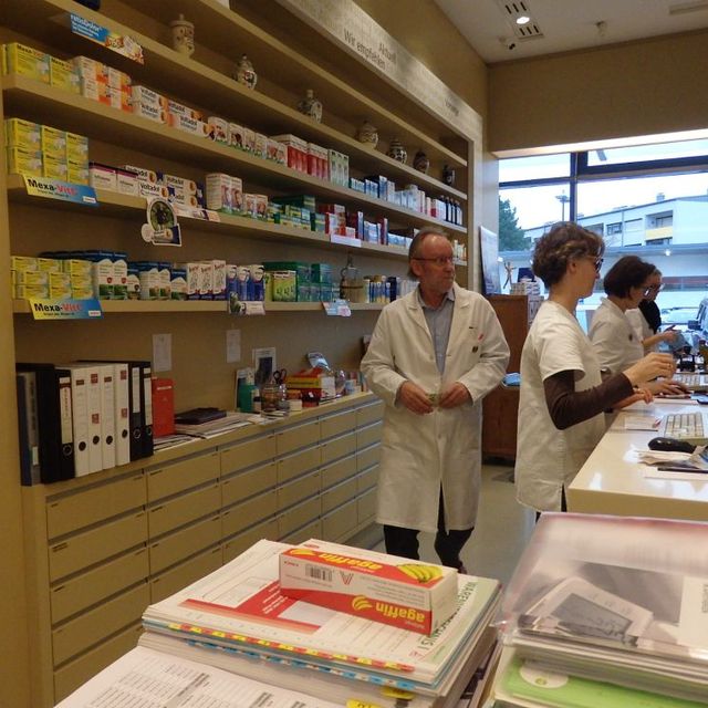 Apotheke Süd, Mitarbeiter bei der Arbeit