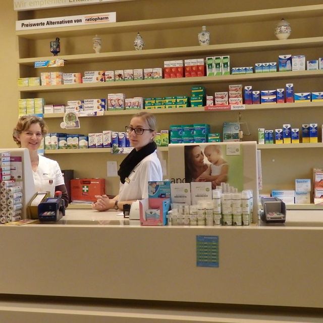Apotheke Süd, Mitarbeiter bei der Arbeit
